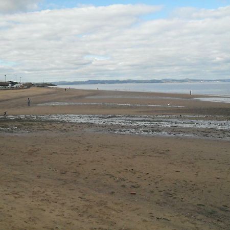 Edinburgh Beach View Apartment ภายนอก รูปภาพ